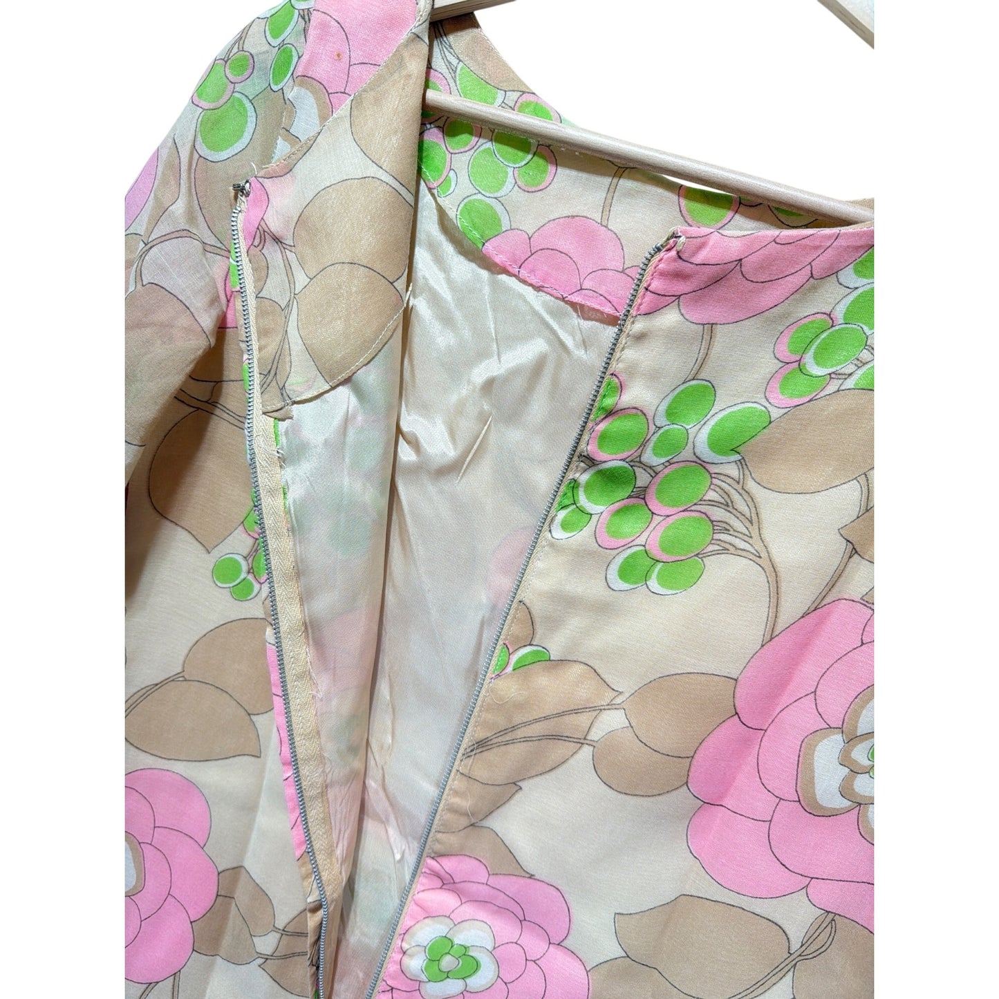 1960s Vintage Mod Floral Short Sleeve Go-Go Shift Dress Beige Pink Green