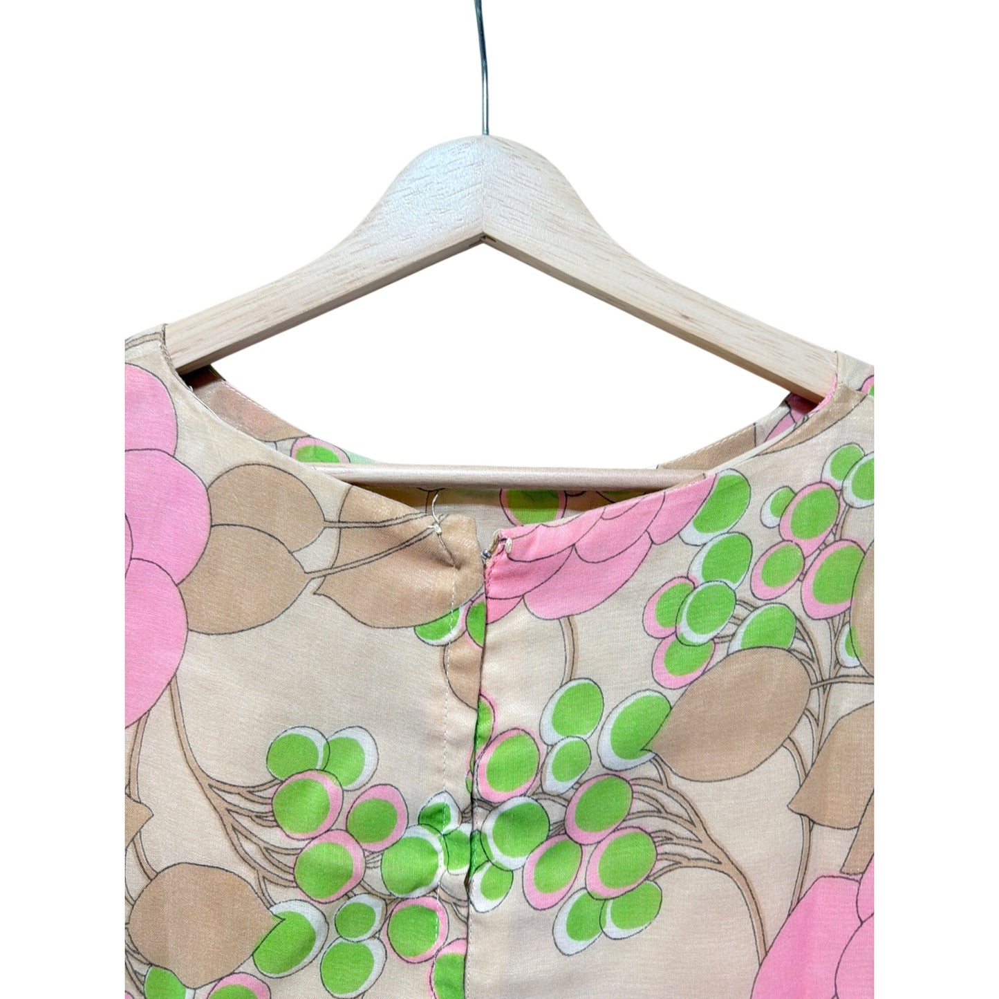1960s Vintage Mod Floral Short Sleeve Go-Go Shift Dress Beige Pink Green