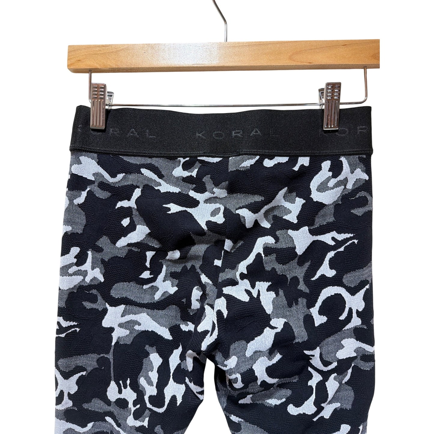 Koral Black & Gray Camo Knockout Cropped Leggings Womens Activewear Size M